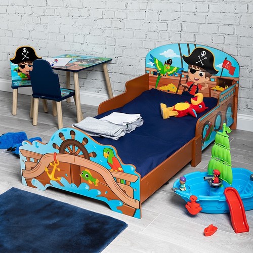 Kids pirate theme - theme, wooden
